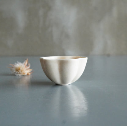 K-58- 豆小鉢（花） アイボリー